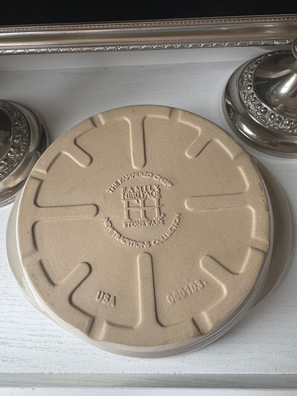 The Pampered Chef Beige/Tan Round Stoneware Casserole Dish